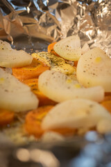 Cebola, cenoura e manteiga temperadas