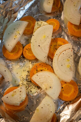 Verduras temperadas no papel aluminio.