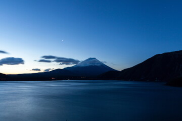 本栖湖から見る夜明けの富士山と明けの明星