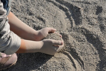 子どもの砂遊び