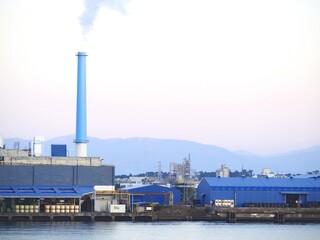 Obraz premium 【静岡県 清水】工場と煙突から出る煙