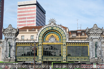 Fachada de la estación de tren Abando Indalecio Prieto o Estación del Norte de Bilbao vista desde la Plaza del Arriaga. Tomada en Bilbao, Vizcaya, en enero de 2022.