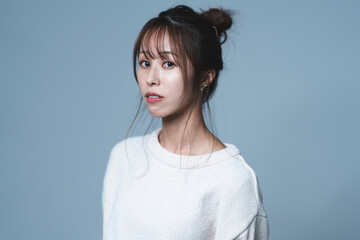 クールな女性ポートレート