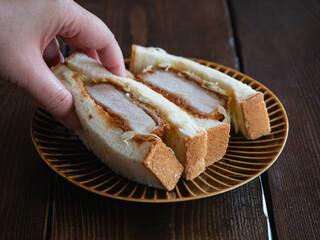 カツサンド。とんかつとキャベツを食パンで挟んだパン。
