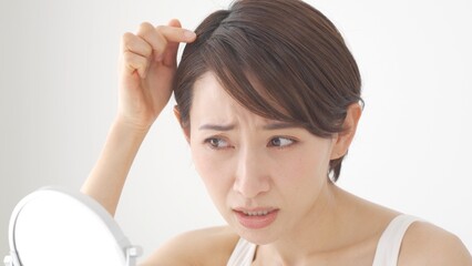 髪の毛を気にする日本人女性