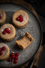 gâteau fondant fait maison à la châtaigne et groseille