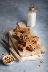 Biscuits cookies fait maison aux cacahuètes et chocolat avec bouteille de lait
