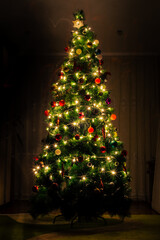 beautiful christmas tree on dark background, Рождественская елка на темном фоне, зима, праздники, оформление и освещение концепции - красивая украшенная и освещенная елка на черном фоне