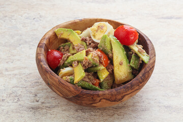 Salad with tuna and avocado