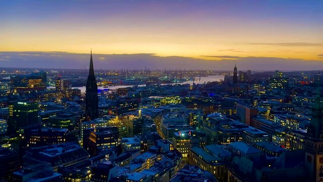 Panorama Zeitraffer Aufnahme von Hamburg von oben mit Hafen. Schiffen auf der Elbe, Michel und St. Nikolai zur Abendd&auml;mmerung