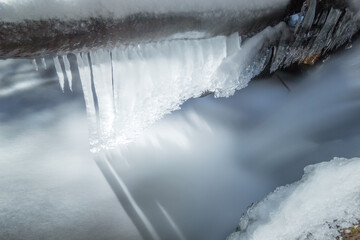 厳しい寒さでできた巨大な氷柱
