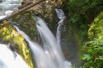 Une chute d'eau descend la montagne