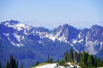 Une vue sur des montagnes enneigées