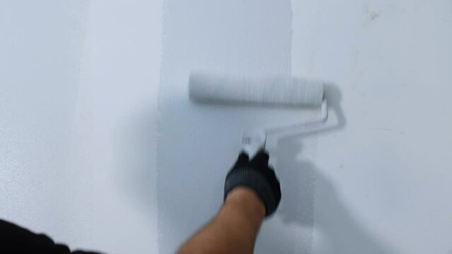 The painter applies decorative plaster