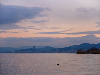 オレンジに染まる　冬の琵琶湖の夕暮れ