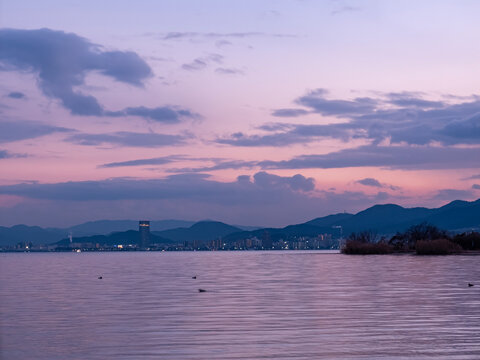 冬の琵琶湖の夕暮れ
