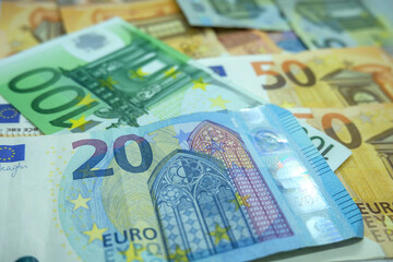 Obraz na płótnie Canvas Sfondo con Euro in banconota sparsi, tanti soldi 