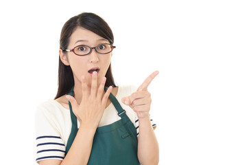 驚くエプロン姿の女性