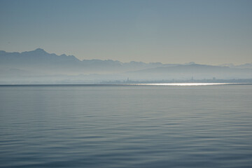 Fototapeta premium Dunst über dem Bodensee, Alpensicht