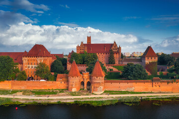 Obraz premium Beautiful Malbork castle over the Nogat river, Poland