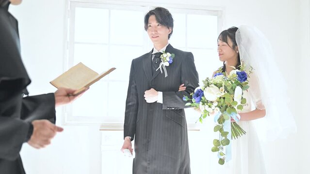 結婚式で誓いをたてる新郎新婦のイメージの動画