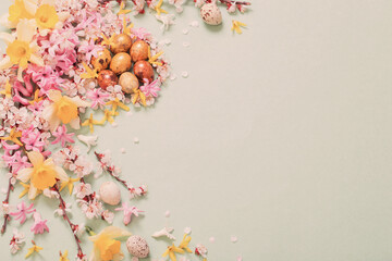 Obraz na płótnie Canvas Easter background with eggs and flowers