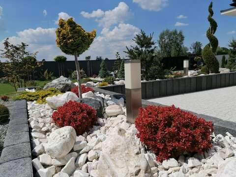 Arkadia Sztuka Ogrod&oacute;w w żwirowym ogrodzie