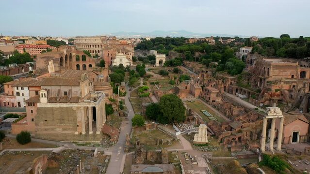 Foro Romano "Foro Romano". I resti dell'antica Roma. Italia. 4K.
Le rovine dell'antica Roma e del foro romano. Ripresa aera con drone in 4K