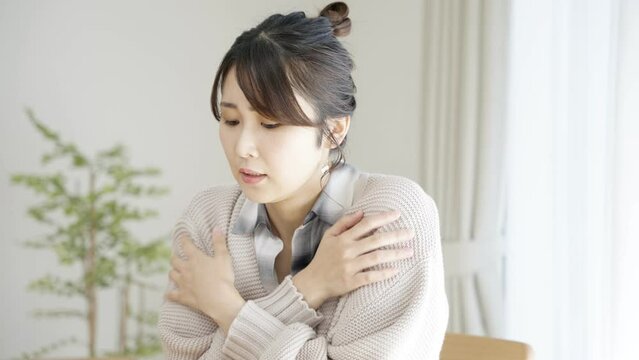 60p　寒がる冷え性のミドル女性
