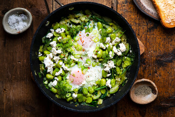 Green shakshuka with broad beans, leeks and zucchini