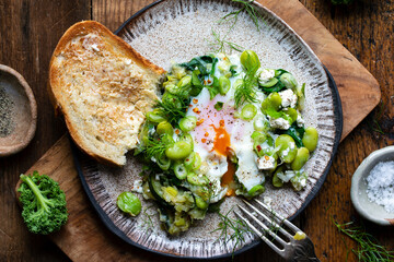 Green shakshuka with broad beans, leeks and zucchini