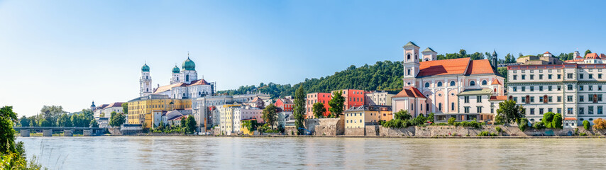 Fototapeta na wymiar Flusspanorama mit Dom, Passau, Bayern, Deutschland 