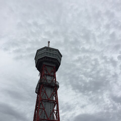 Fototapeta na wymiar 일본 후쿠오카 항구 주변 거리 풍경, 전망대, 비오는 날 / Street view, observatory, rainy day around Fukuoka Port in Japan 