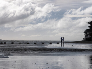 Enfants qui jouent et sautent sur la mer
