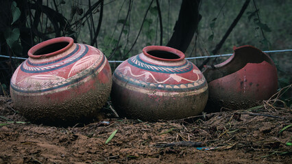 Clay pots with one broken, Matka 