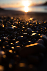 Cailloux noirs sur plage