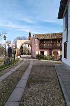 Italy, Lombardy: Foreshortening of Morimondo.