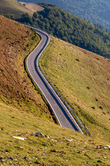 Route sinueuse en montagne 