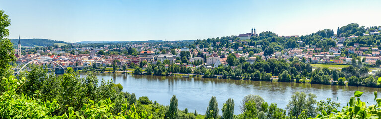 Obraz premium Blick auf Vilshofen an der Donau und der Benediktiner Abtei Schweiklberg, Bayern, Deutschland 