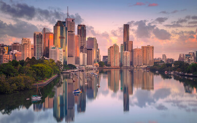 Brisbane, Australia. Cityscape image of Brisbane skyline with reflection of the city in Brisbane River at sunrise. - obrazy, fototapety, plakaty