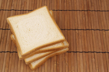 Slices of bread on bamboo placemat.