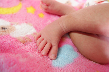 Obraz na płótnie Canvas Newborn baby feet young children's feet lying on the mattress.