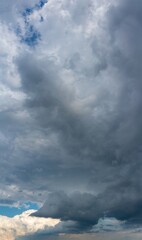 Obraz premium Fantastic clouds at sunrise, vertical panorama