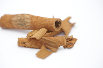 Canela em pau na mesa de casca caseira e fundo branco