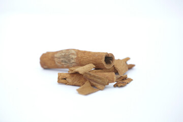 Canela em pau na mesa de casca caseira.