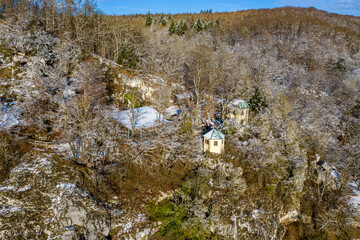 Luftbild der Tropfsteinhöhle Schulerloch im Naturpark Altmühltal an einem sonnigen Wintertag
