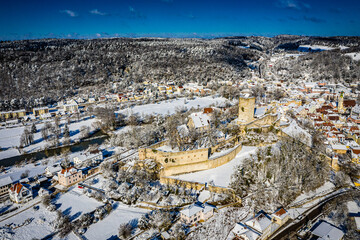 Luftbild von Pappenheim in Mittelfranken mit Burg im Naturpark Altmühltal, Bayern, Deutschland, an einem sonnigen Tag im Winter