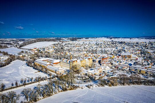 Luftbild von Ellingen in Mittelfranken, im Naturpark Altm&uuml;hltal, Bayern, Deutschland an einem sonnigen Tag im Winter
