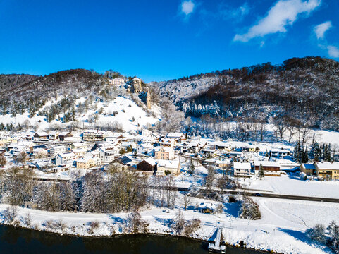 Luftbild von Weihern im Naturpark Altm&uuml;hltal mit Blick auf Schlo&szlig; Fl&uuml;gelsberg an einem sonnigen Tag im Winter