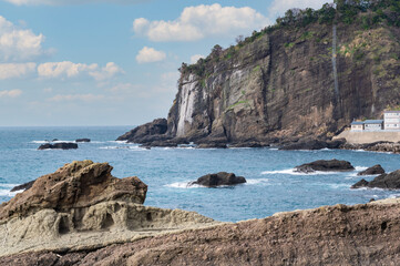 Fototapeta na wymiar 福井県越前海岸の鳥糞岩 